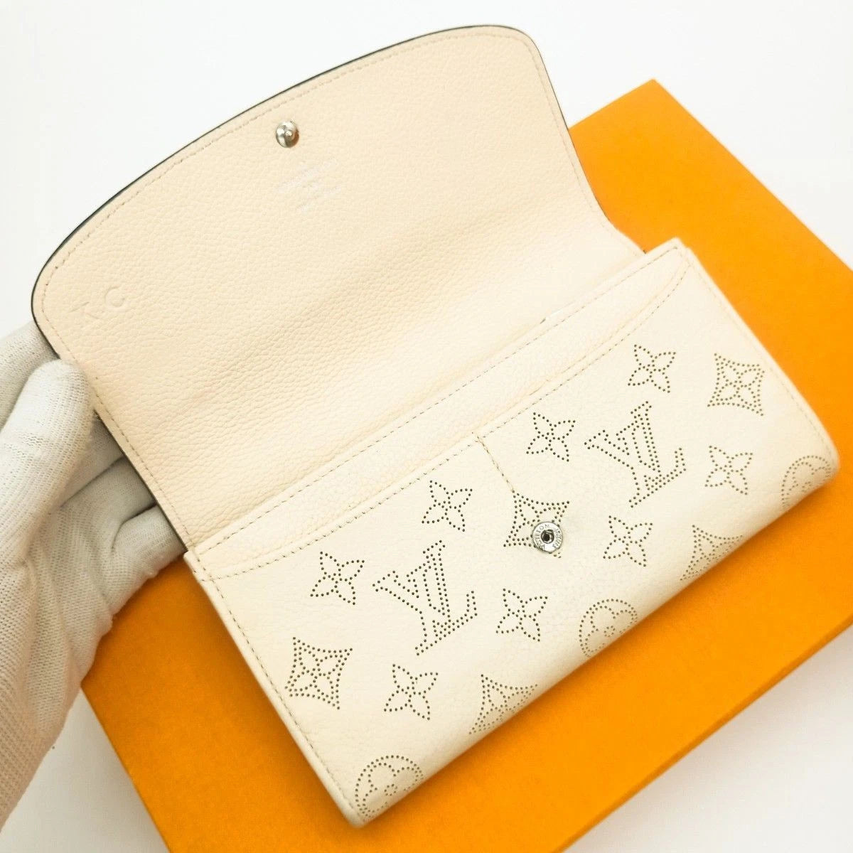 Louis Vuitton Mahina Portefeuille Iris Cream Long Wallet